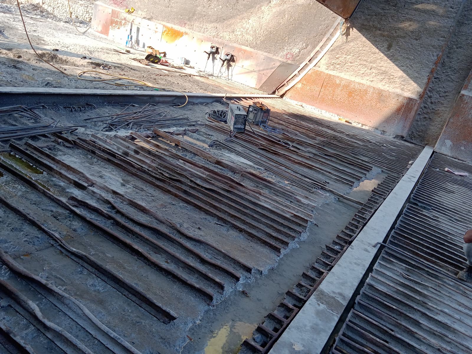 Sunkosh_Venus Construction h-beam installation1